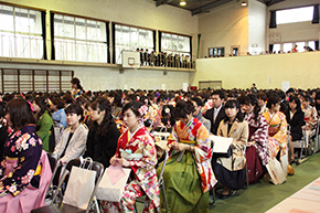 第56回卒業式 第38回専攻科修了式を執り行いました ニュース 大分県立芸術文化短期大学 芸術系 人文系をもつユニークな公立短大 芸術 文化系 第56回卒業式 第38回専攻科修了式を執り行いました ニュース 大分県立芸術文化短期大学 芸術系 人文系をもつユニークな公立短大 芸術 文化系