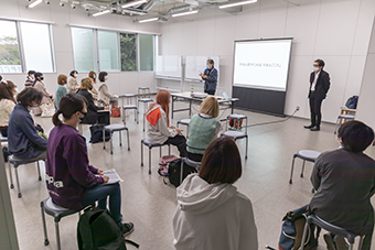 宇治山哲平展と記念講演