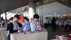 ラグビーボランティア 国際総合学科の学生がラグビーリーグワンの会場運営ボランティア